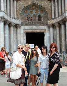 UB Arts Management students outside the Basilica di San Marco on the 2009 Summer School in Venice. 