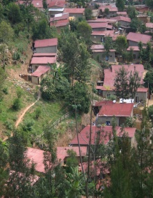 Photograph of steep hillside settlement in Kigali. Typical neighborhoods and buildings in Kigali are in strong contrast with other proposed plans and visions. 