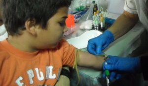 Blood tests with Children in the SAM research project. 