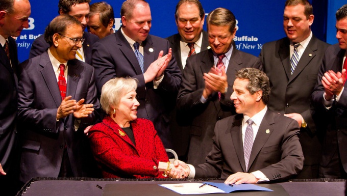 Governor Cuomo, Chancellor Zimpher, and President Tripathi at the signing of UB's NYSUNY 2020 Challenge Grant application. 