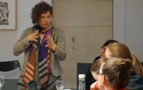 Dr. Katja Praznik explains arts management concepts to students on our Vienna summer school. 