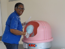 Volunteer makes cotton candy