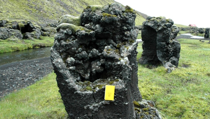 A dark stony pillar that is hollow in the center. 