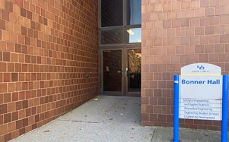 Barrier-free entrance in Bonner Hall. 