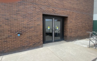 Barrier-free entrance in Hochstetter Hall. 