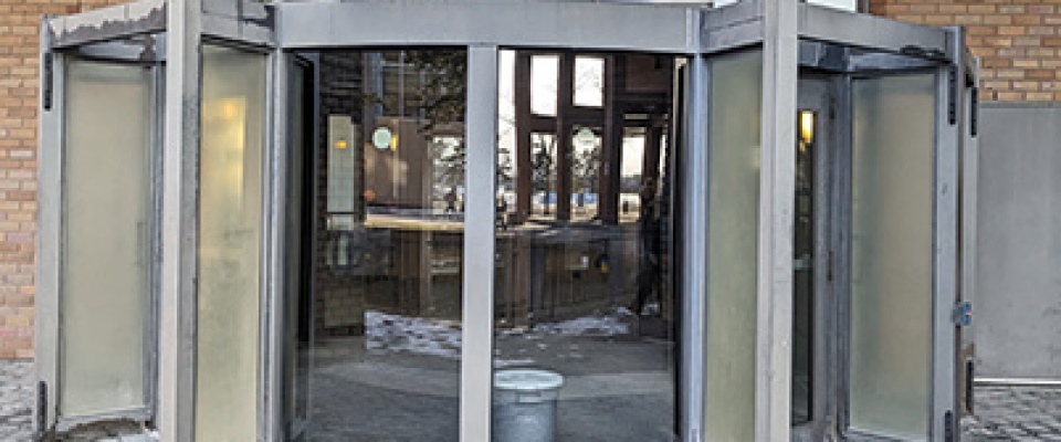 Barrier-free entrance to Lockwood Library. 