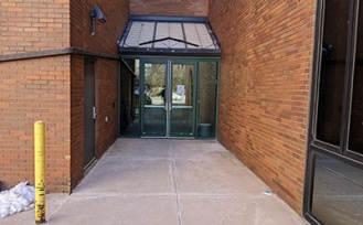 Barrier-free entrance in the Student Union. 