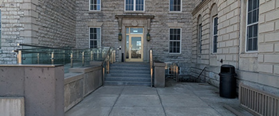 Path to the barrier-free entrance in Hayes Hall. 
