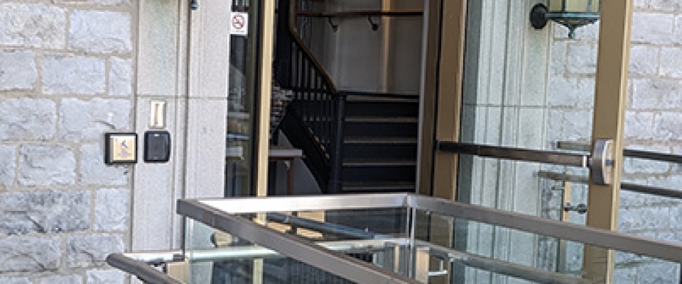 Barrier-free entrance in Hayes Hall. 