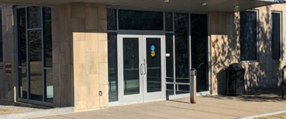 Barrier-free entrance in the Pharmacy Building. 