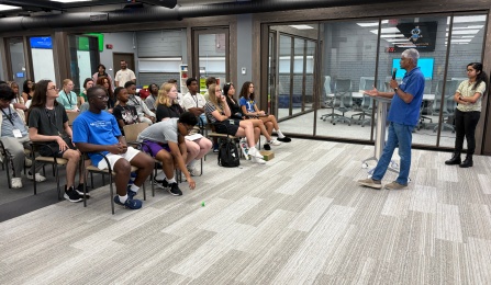 Srirangaraj Setlur speaks to a group of students. 