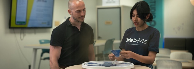 A student meets with a Career Design consultatnt to discuss career options. 