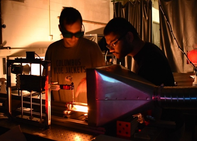 Students working in lab. 