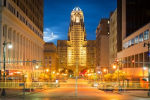 Zoom image: Streetview of Buffalo's City Hall at night.