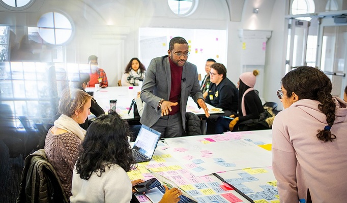 Emmanuel Frimpong Boamah with participants from the Global Innovation Challenge. 