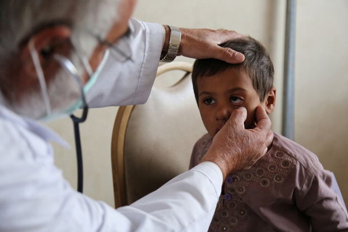 Doctor examines a child, World Bank Ishaq Anis, 2015, Unmodified. 
