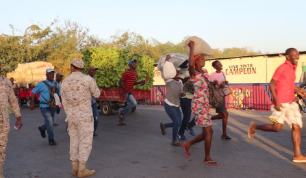 Vendor carrying goods from Haiti to sell at the Dajabòn market. Credit: Samendy Brice. 