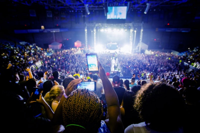 Fallfest crowd scene in Alumni Arena. 