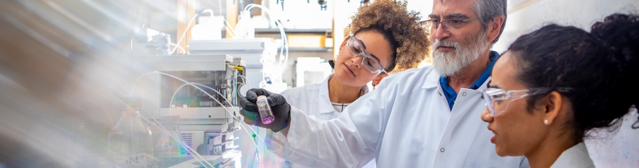 Dr. Luis Colon with two students in a lab. 