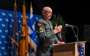 Lucky Davis speaks to Veteran student graduates.