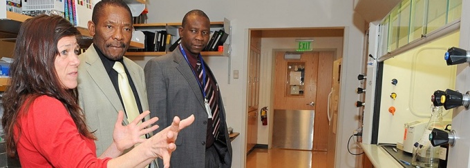 Researchers from Zimbabwe at UB to learn about our research equipment. 