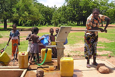 A 2005-06 survey of 35 developing countries found that women make up 64 percent of the population responsible for collecting water—a time-consuming and often hazardous task. Photo: PAVANI RAM